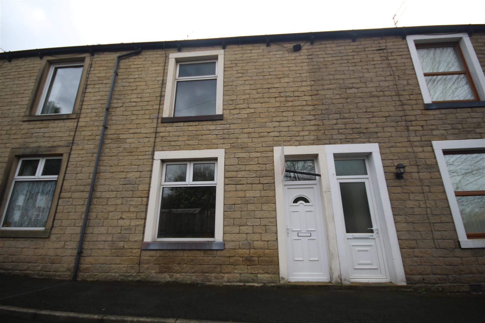 2 bedroom terraced house To Let in Barnoldswick - Main Image